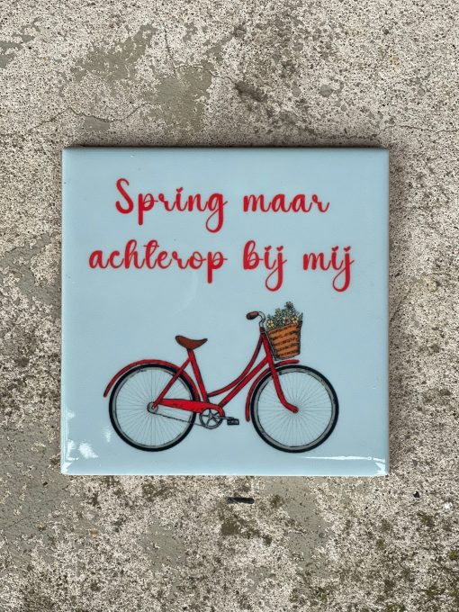 Tegeltje Spring maar achterop