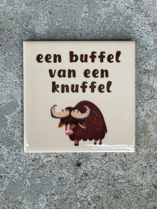 Tegeltje Buffel van een knuffel