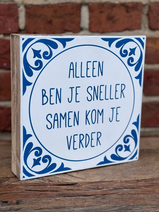 Tekstblok 18x18cm alleen ben je sneller samen kom je verder wit (delfts blauw)