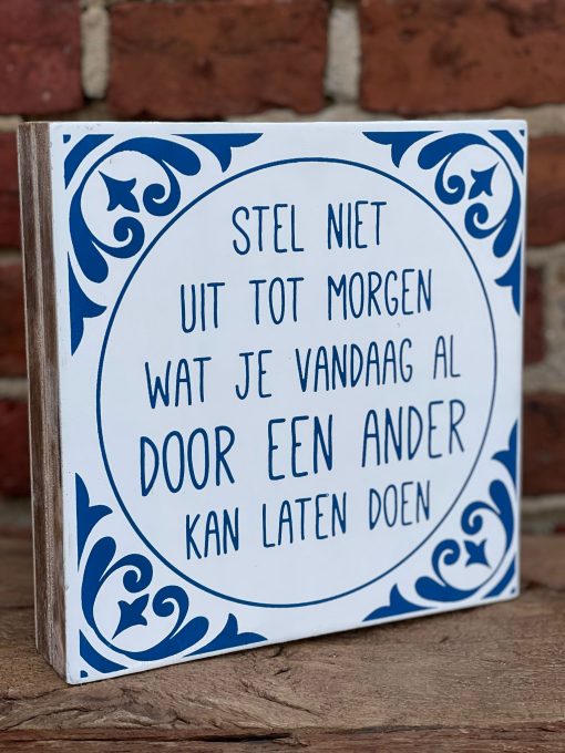 Tekstblok 18x18cm stel niet uit tot morgen wit (delfts blauw)