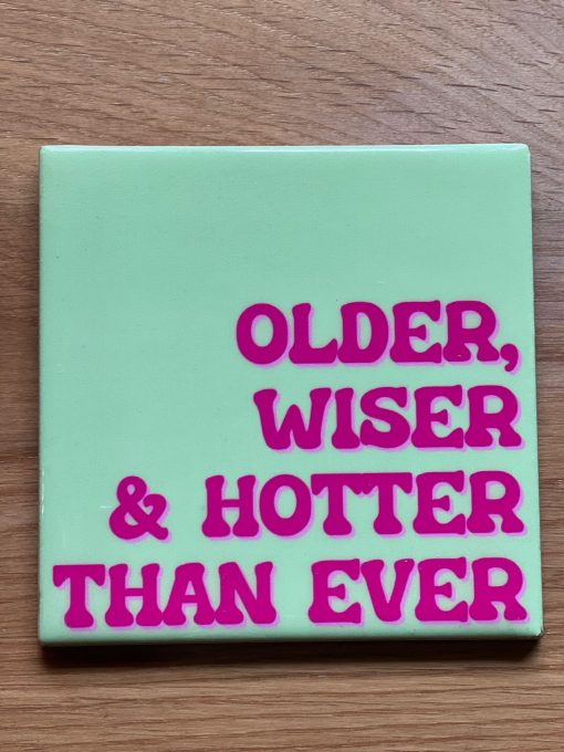 Tegeltje Older wiser & hotter than ever | Hippe Spreuktegel | Afscheid cadeau| Nieuwe woning cadeau | Housewarming cadeau |Verjaardagscadeau | Birthday |Verjaardag |brievenbuscadeau