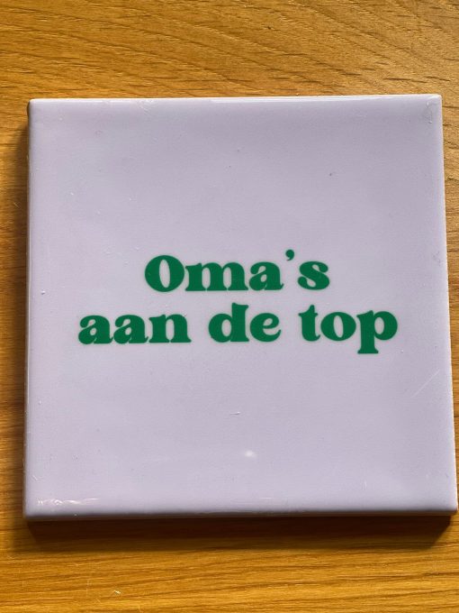 Tegeltje Oma's aan de top | Hippe Spreuktegel | Afscheid cadeau| Nieuwe woning cadeau | Housewarming cadeau |Verjaardagscadeau | Birthday |Verjaardag |brievenbuscadeau