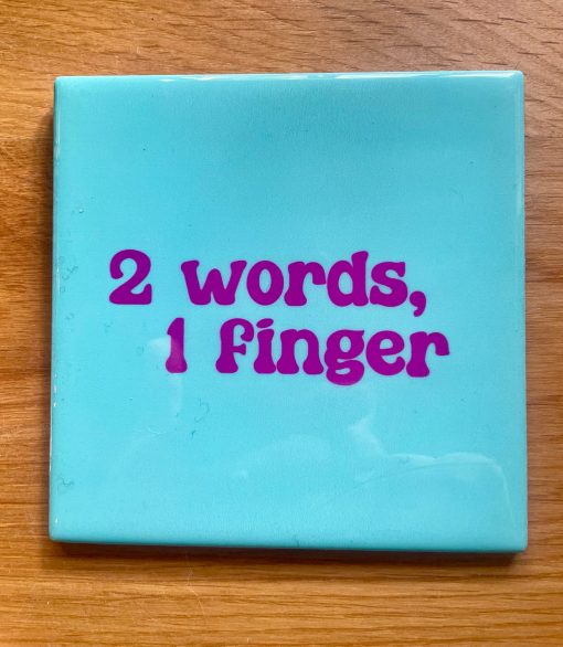 Tegeltje 2 words 1 finger | Hippe Spreuktegel | Afscheid cadeau| Nieuwe woning cadeau | Housewarming cadeau |Verjaardagscadeau | Birthday |Verjaardag |brievenbuscadeau